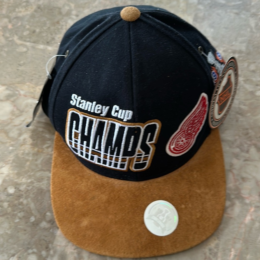 Starter NHL 1997 Detroit Red Wings Stanley Cup Champs Black Adjustable Cap NWT